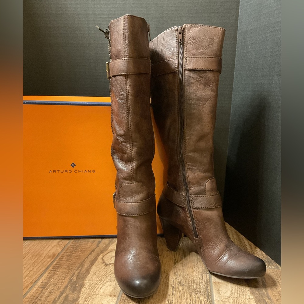 Women’s Preowned Arturo Chiang Violet knee boots in brown leather size 7 1/2
